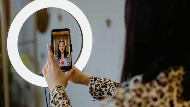 Ilustrasi live streaming. [Pexels]